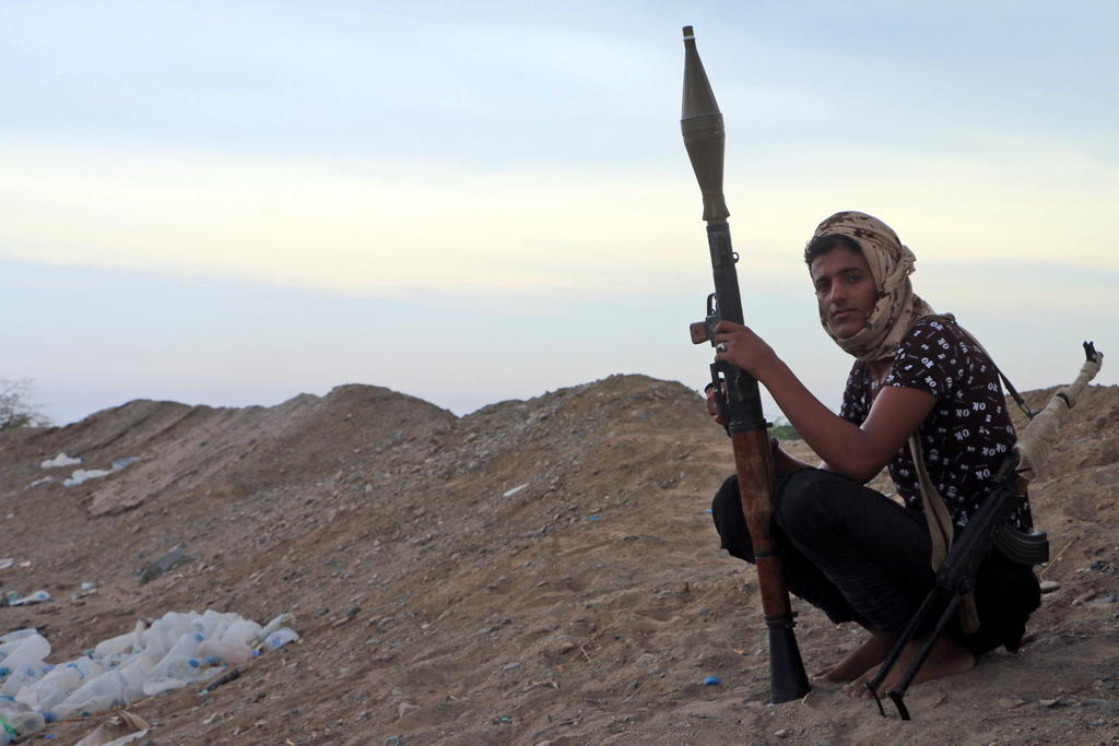 رجل يمني يحمل سلاحه