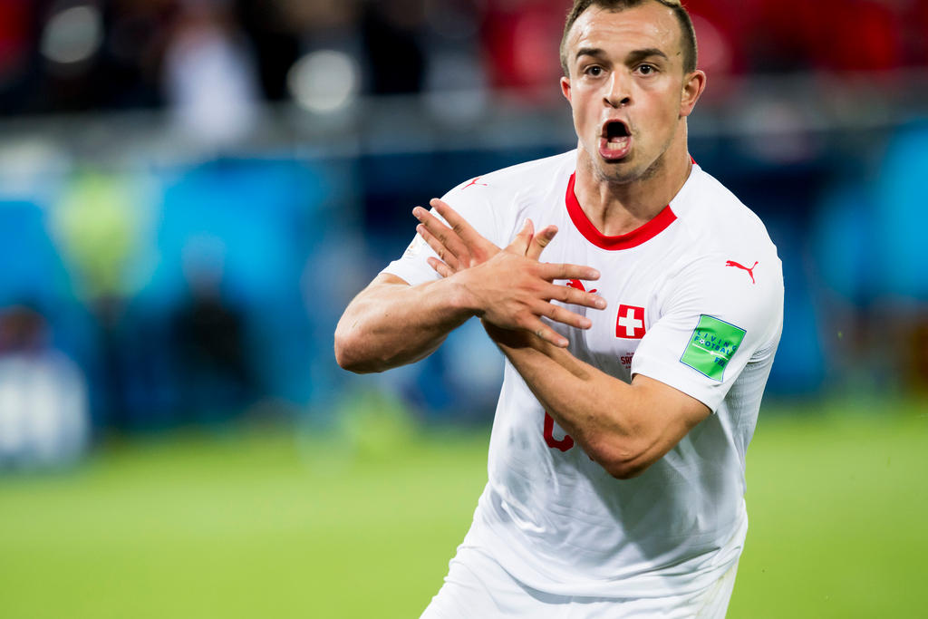 Xherdan Shaqiri fazendo o gesto da águia de duas cabeças, que lhe custou CHF 10.000