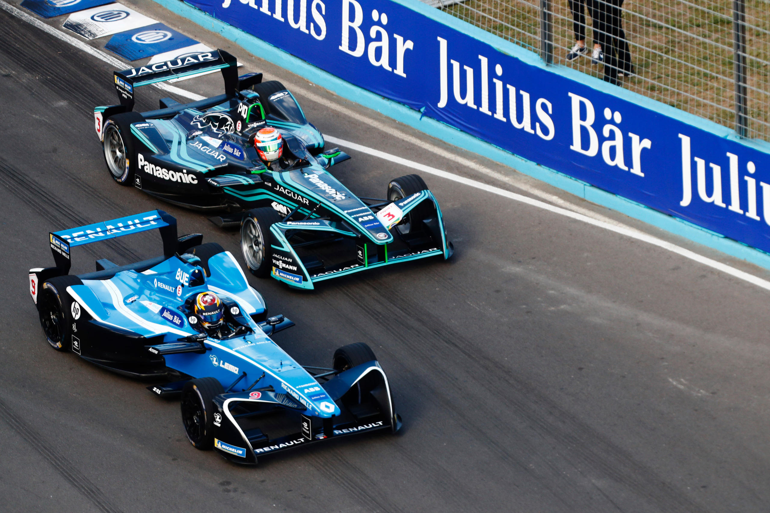 Zwei blaue Formel-E-Wagen sind nebeneinander unterwegs.