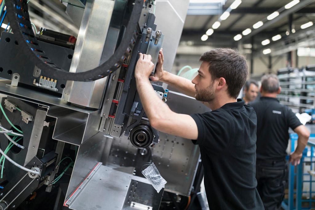 عامل سويسري خلال أدائه لواجبه بأحد المصانع التابعة لشركة تورنوس