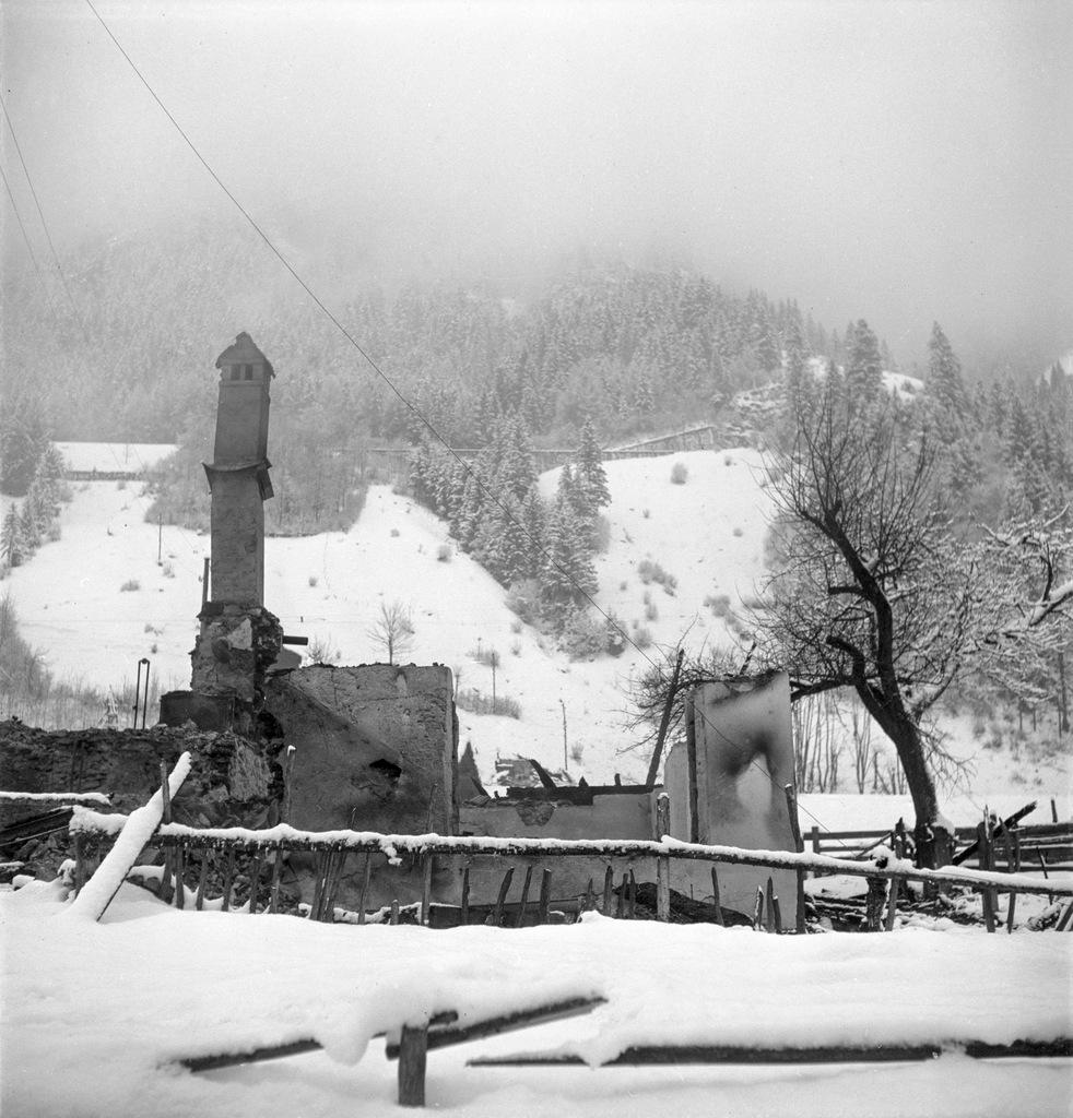 I resti del deposito di armi dopo lo scoppio del 1947