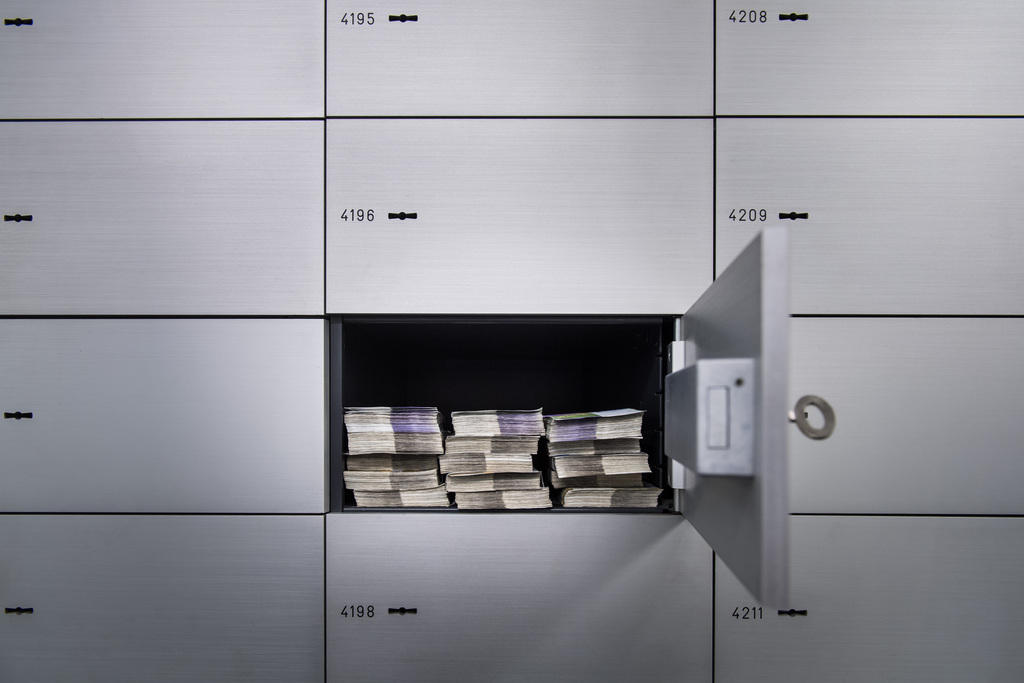 一项研究结果显示：由于去年股市兴旺，很多有钱人变得更加有钱了。