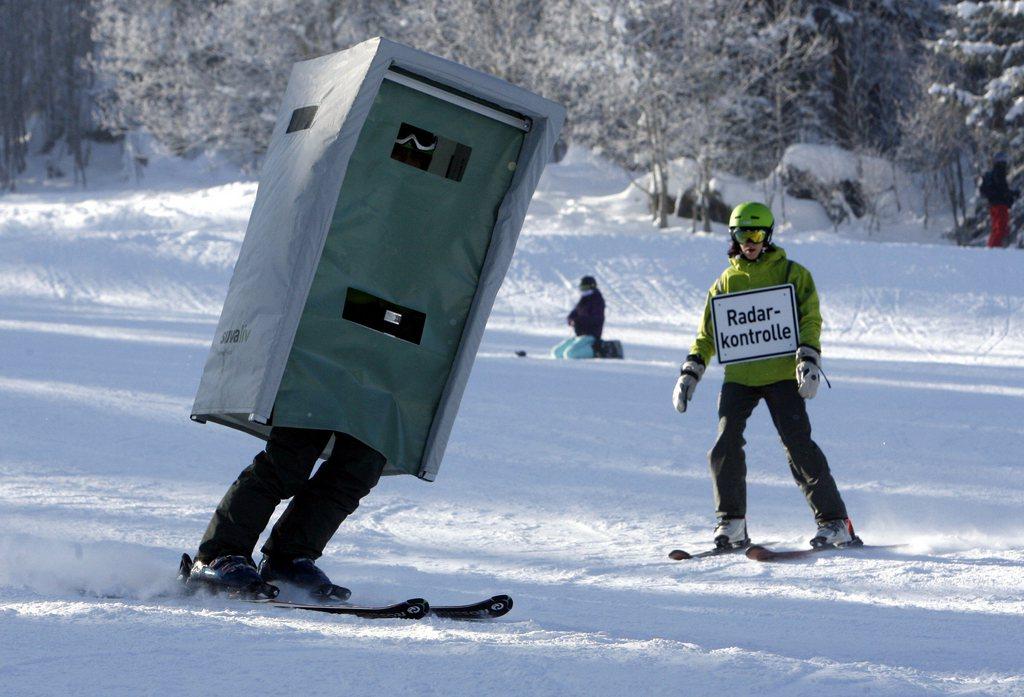 Mobile Tempomessstation auf einer Skipiste.