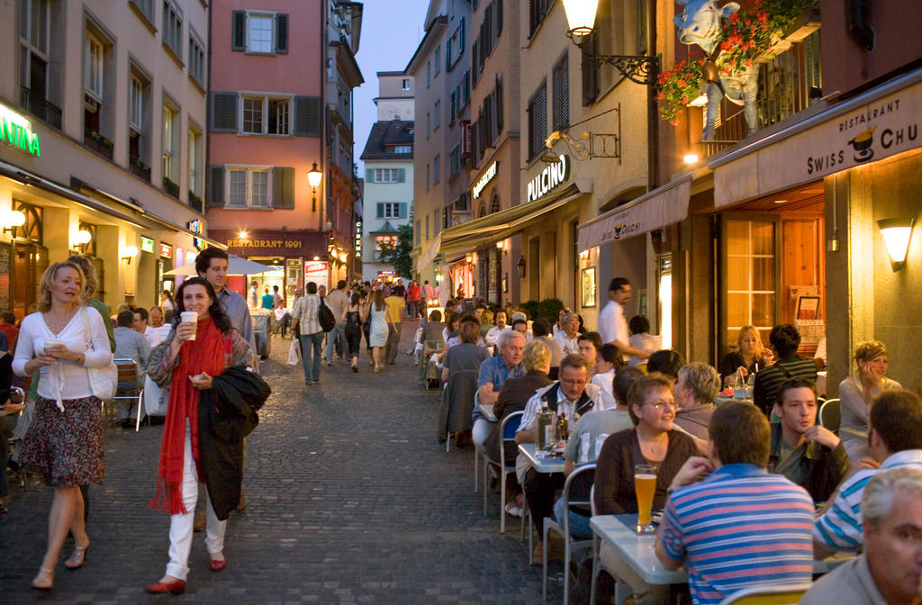 People eating outside at a restaurant in Zurich.