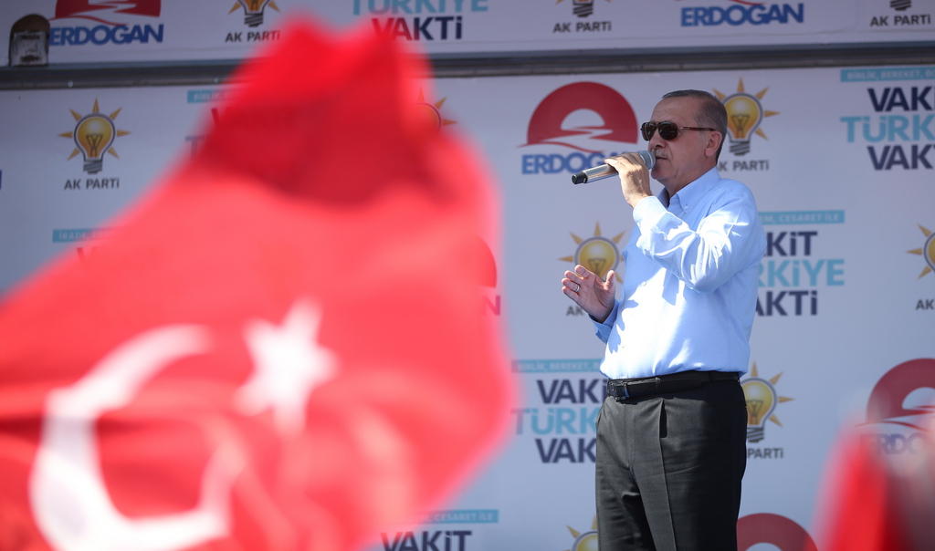 Il presidente turco Ergodan durante un comizio elettorale, con in primo piano la bandiera turca