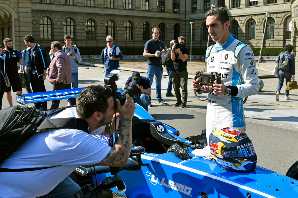Sébastien Buemi steht vor seinem blauen Rennauto.