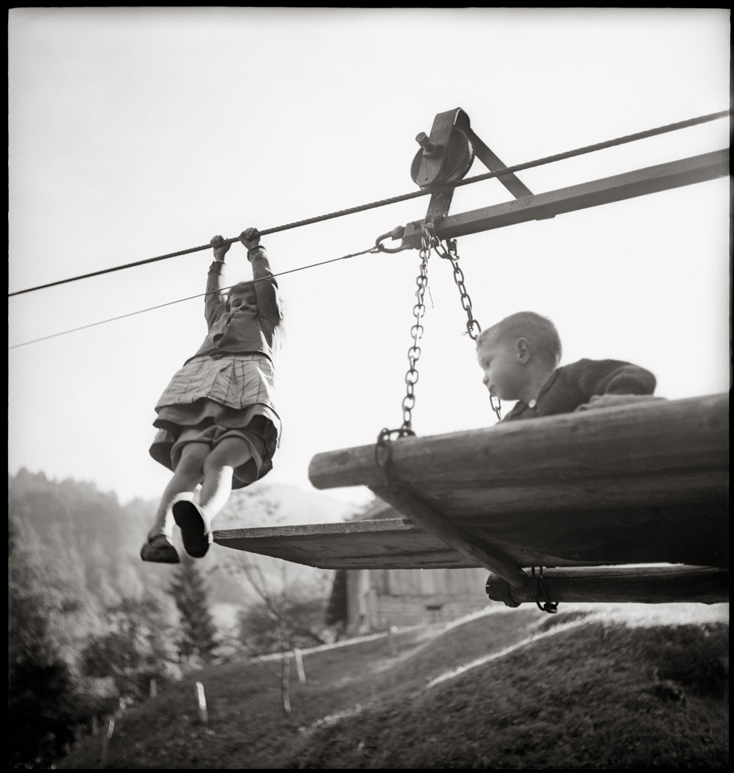 ロープウェーで遊ぶ子供