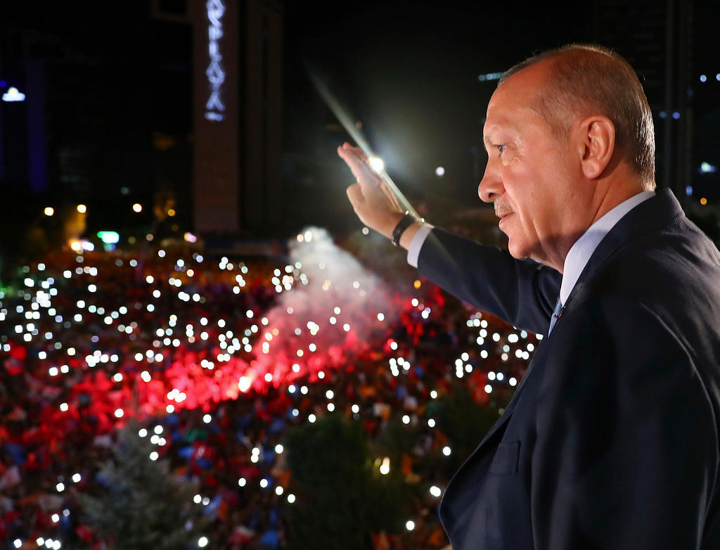 Erdogan saluta la gente in festa riunitasi davanti alla sede del partito ad Ankara