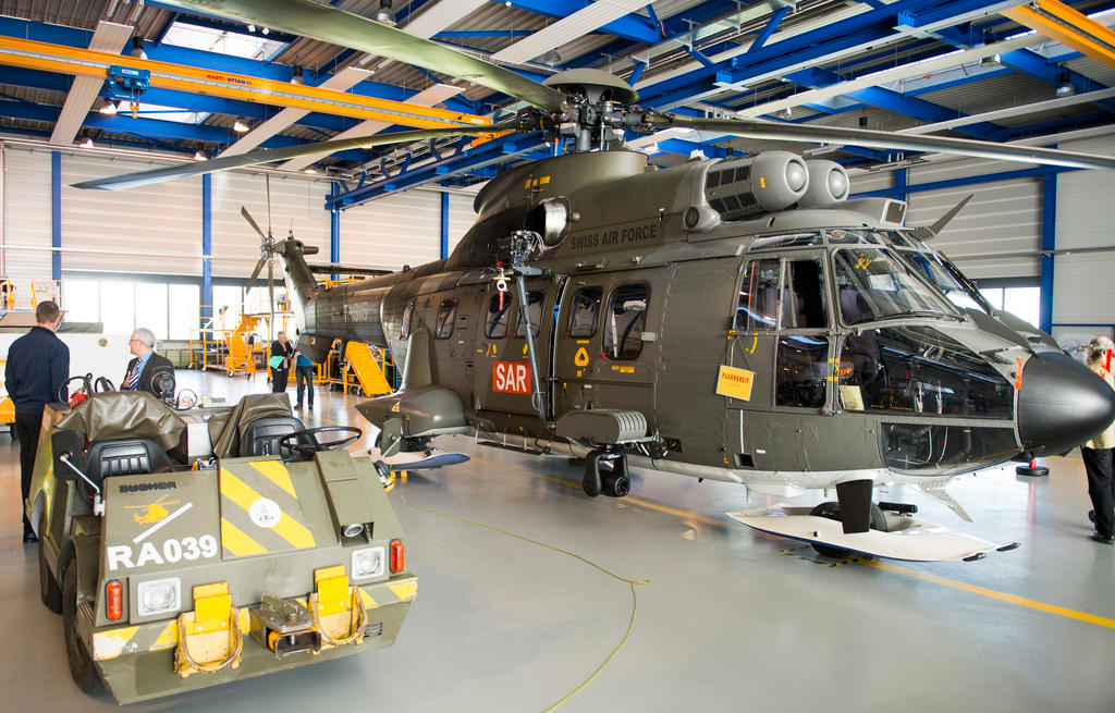 un elicottero dell esercito svizzero in un hangar della Ruag per una revisione