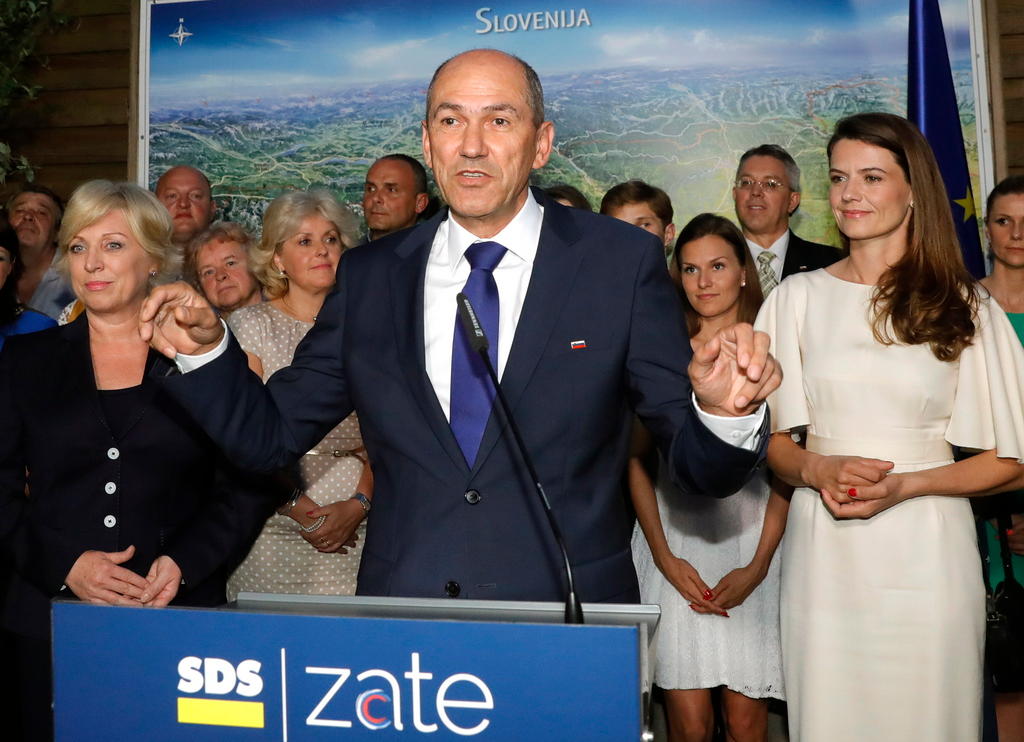 Il leader dei nazionalisti sloveni Janez Jansa attorniato da sua moglie e da sua figlia