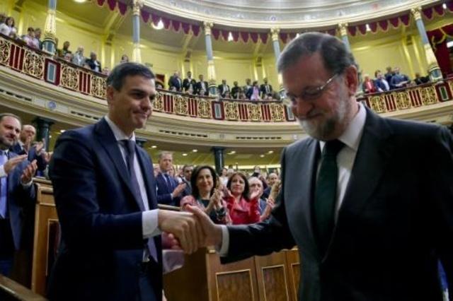 Pedro Sánchez y Mariano Rajoy se dan la mano