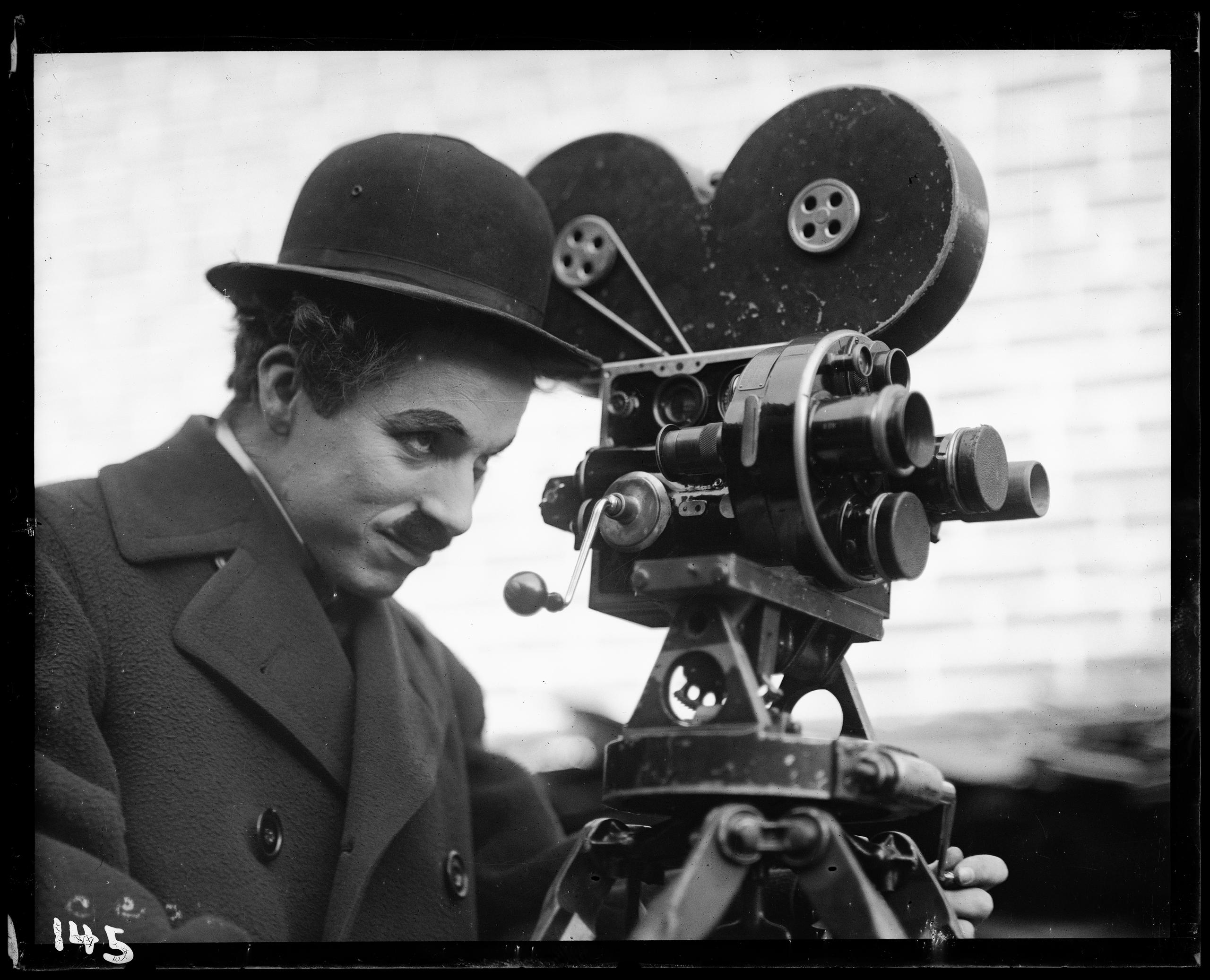 1918年，卓别林正在拍摄《狗的生活》。同电影一样，照片也为卓别林享誉世界做出了贡献，他的照片多出自摄影大师之手。