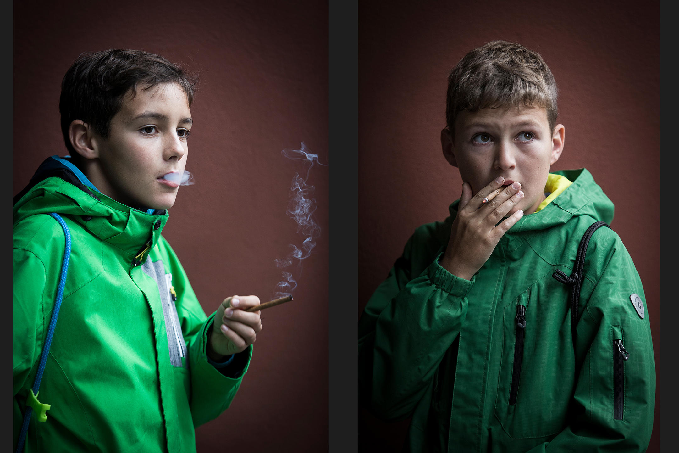 Zwei rauchende Kinder in grünen Jacken