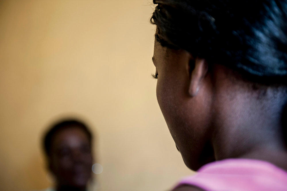Une fillette victime d un viol et sa mère à Monrovia Liberia (2009)