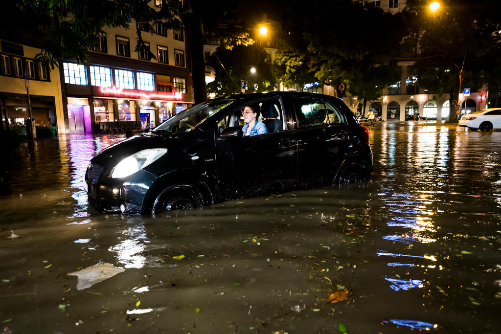 Sulla Place Centrale di Losanna un automobilista tenta di far ripartire la macchina immersa per metà nell acqua
