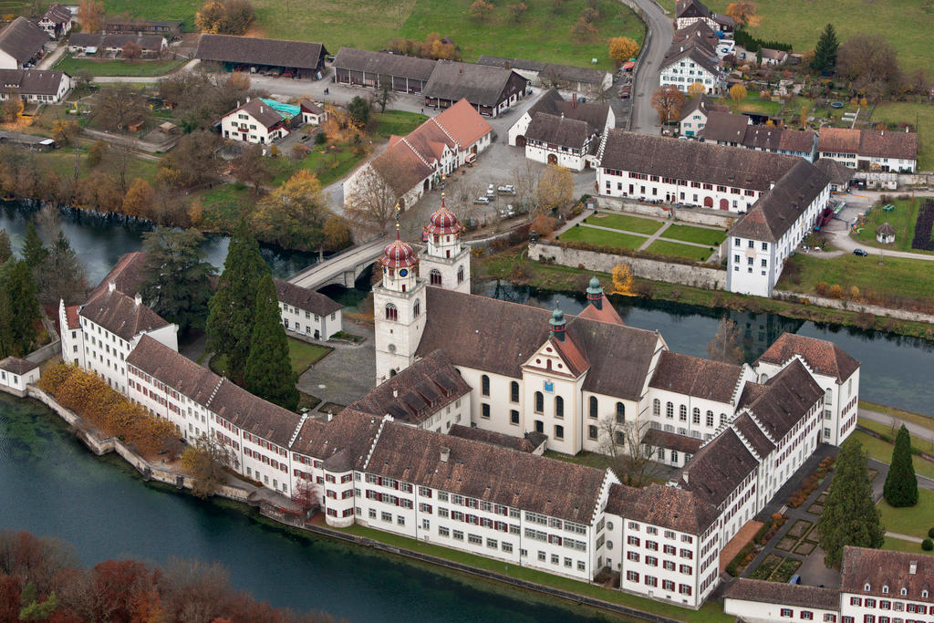 Vista aérea da abadia na ilha de Rheinau