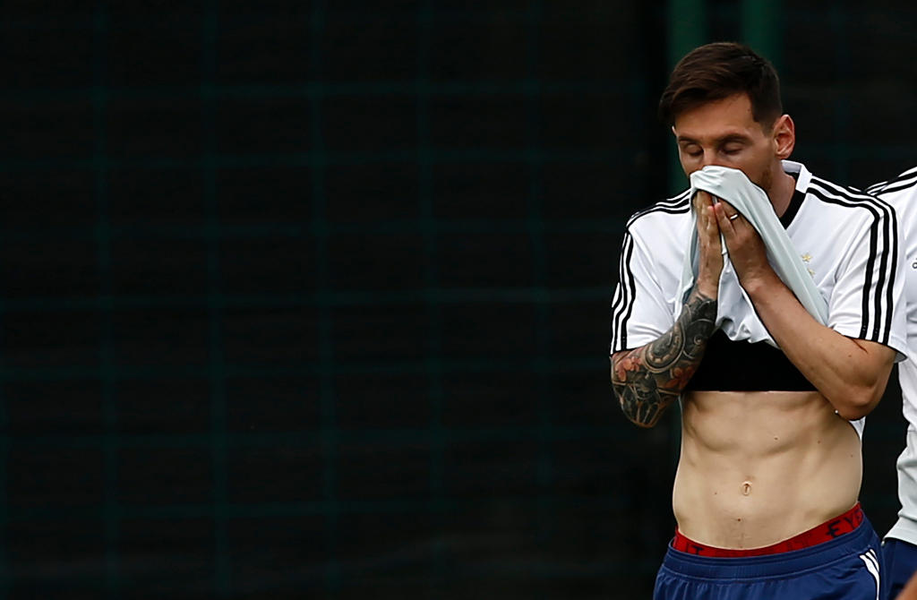 Lionel Messi si asciuga il sudore con la maglietta