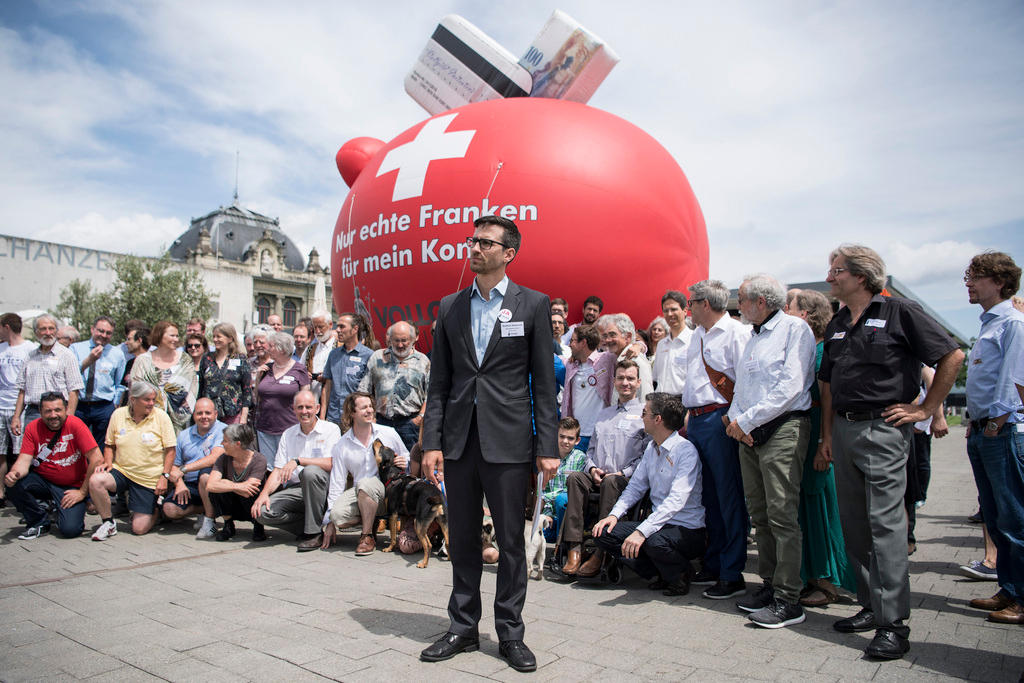 Menschen vor einem Ballon in Sparschweinform