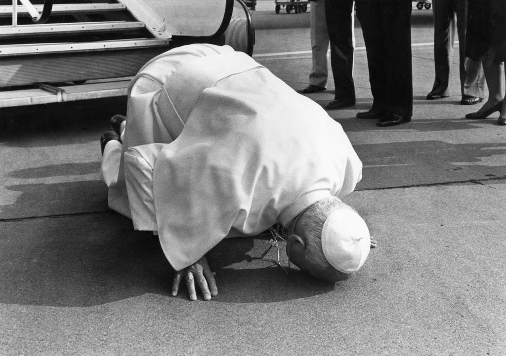 1984年6月12日，教宗若望·保禄二世在抵达苏黎世机场时亲吻脚下的土地。(Keystone)