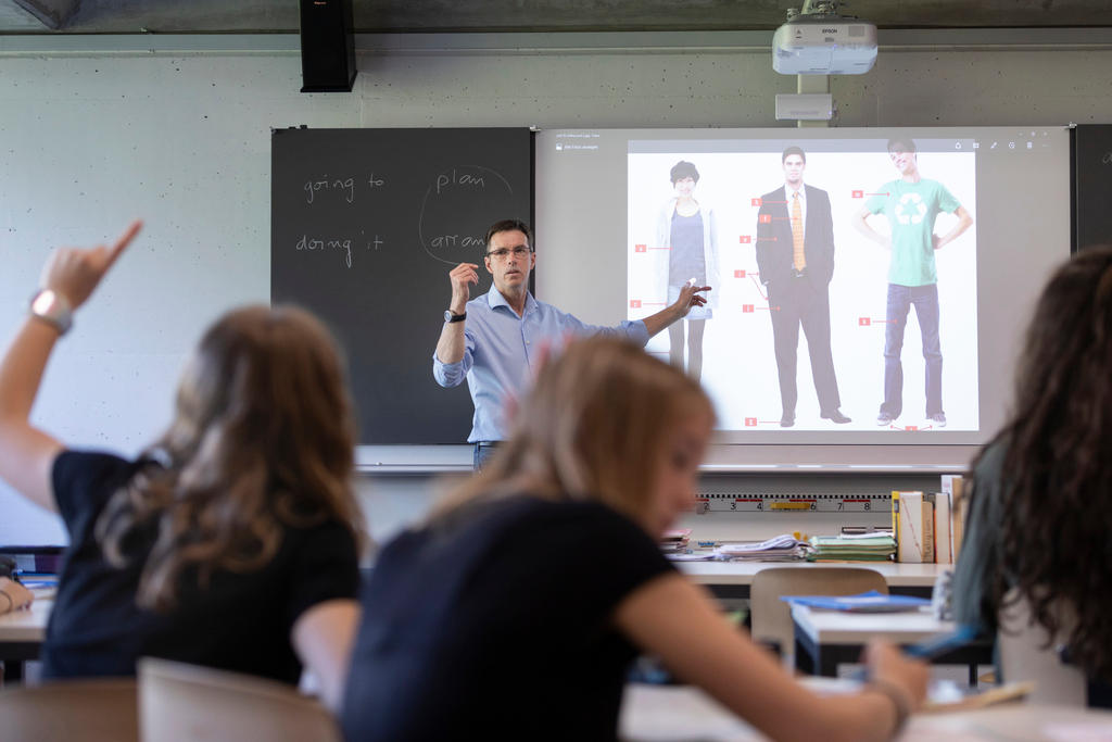 Teacher in front of an English class