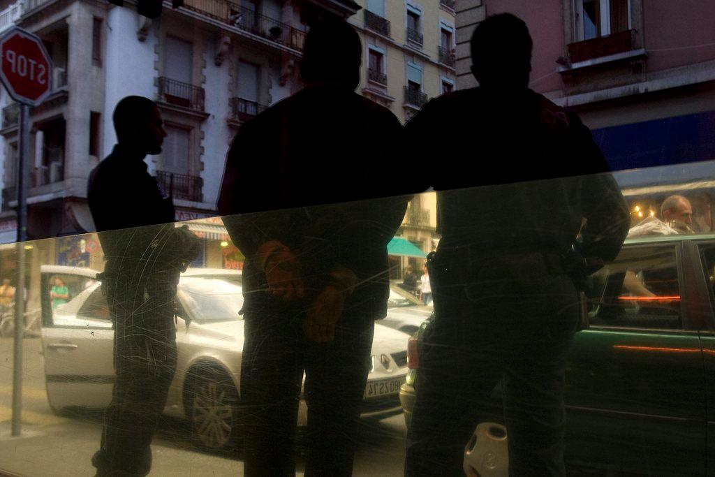Two police officers arrest a man caught with cocaine in the Paquis quarter