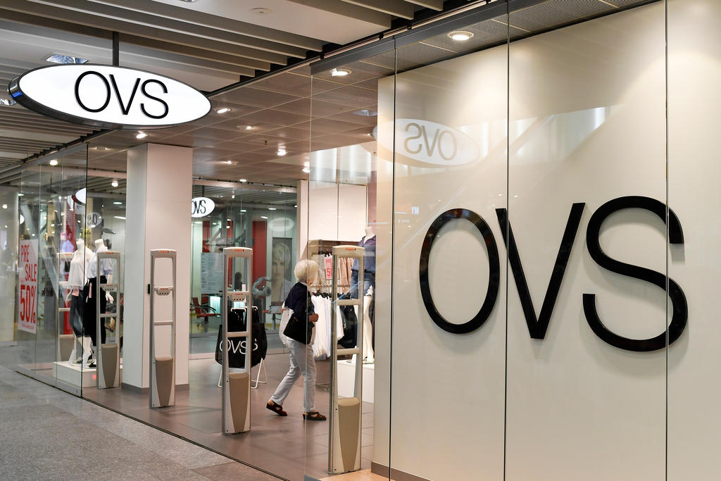 L entrata di une dei negozi OVS a Zurigo, con tanto di logo