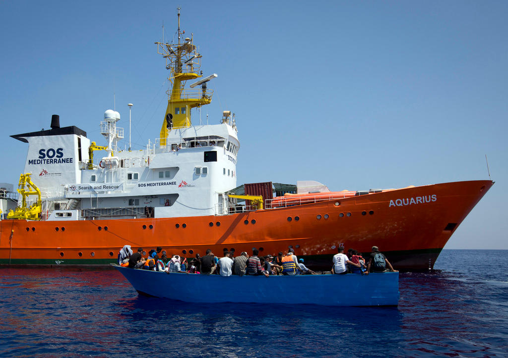 La nave Aquarius in una foto d archivio mentre salva migranti africani nel Mediterraneo
