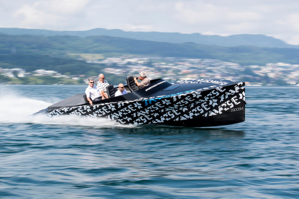 Motorboot in schneller Fahrt auf einem See