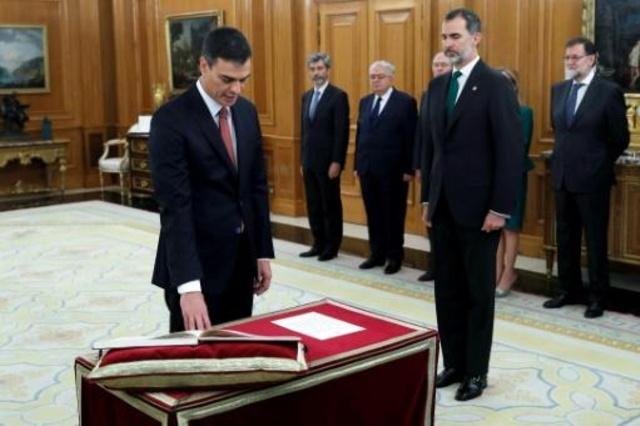 El nuevo presidente del Gobierno español, Pedro Sánchez (izq), asume el cargo ante el rey Felipe VI