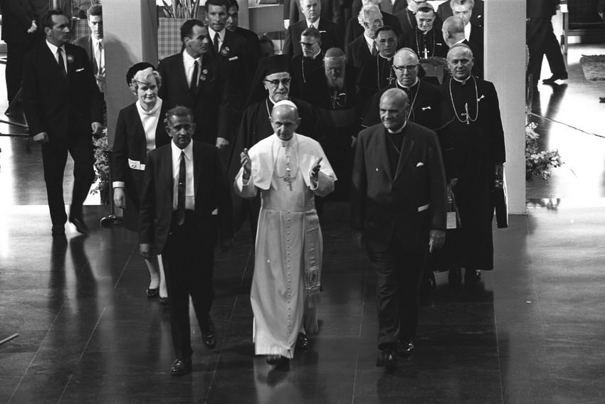 １９６９年、ジュネーブの世界教会協議会（WCC）本部に到着したパウロ６世