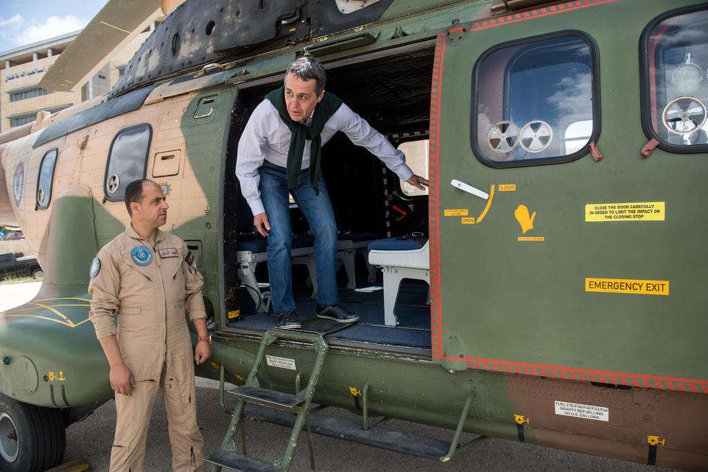 Ignazio Cassis steigt aus einem Helikopter aus