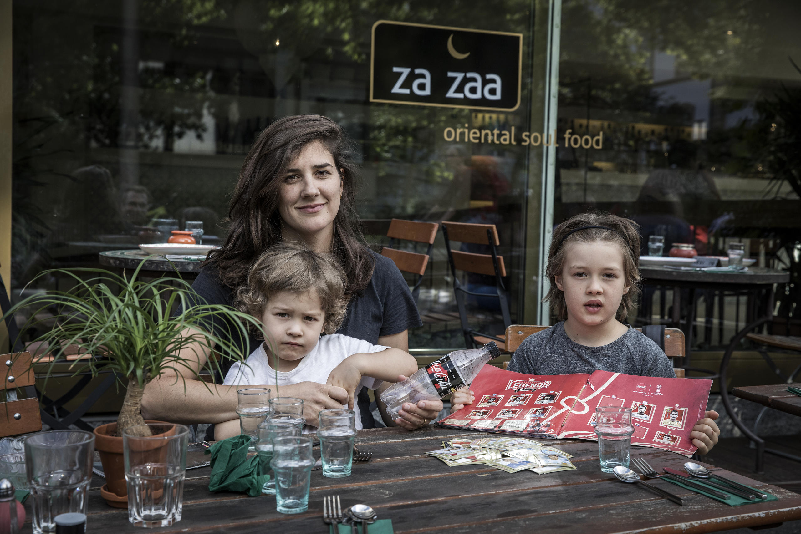 Fussball- und WM-Muffelin Esther Spinatsch mit ihren Kindern Louis (links) und Gil