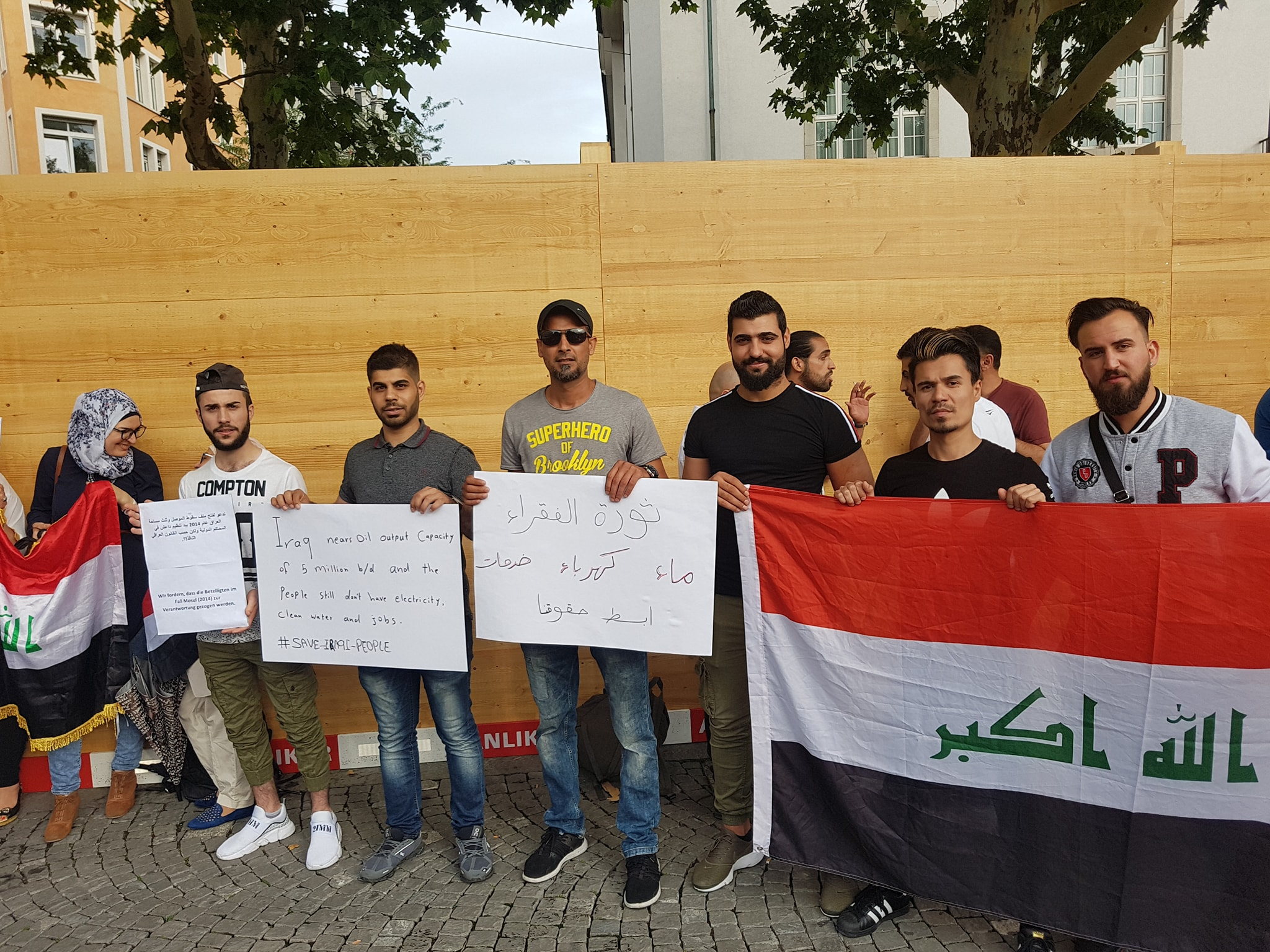 متظاهرون يرفعون علما وشعارات