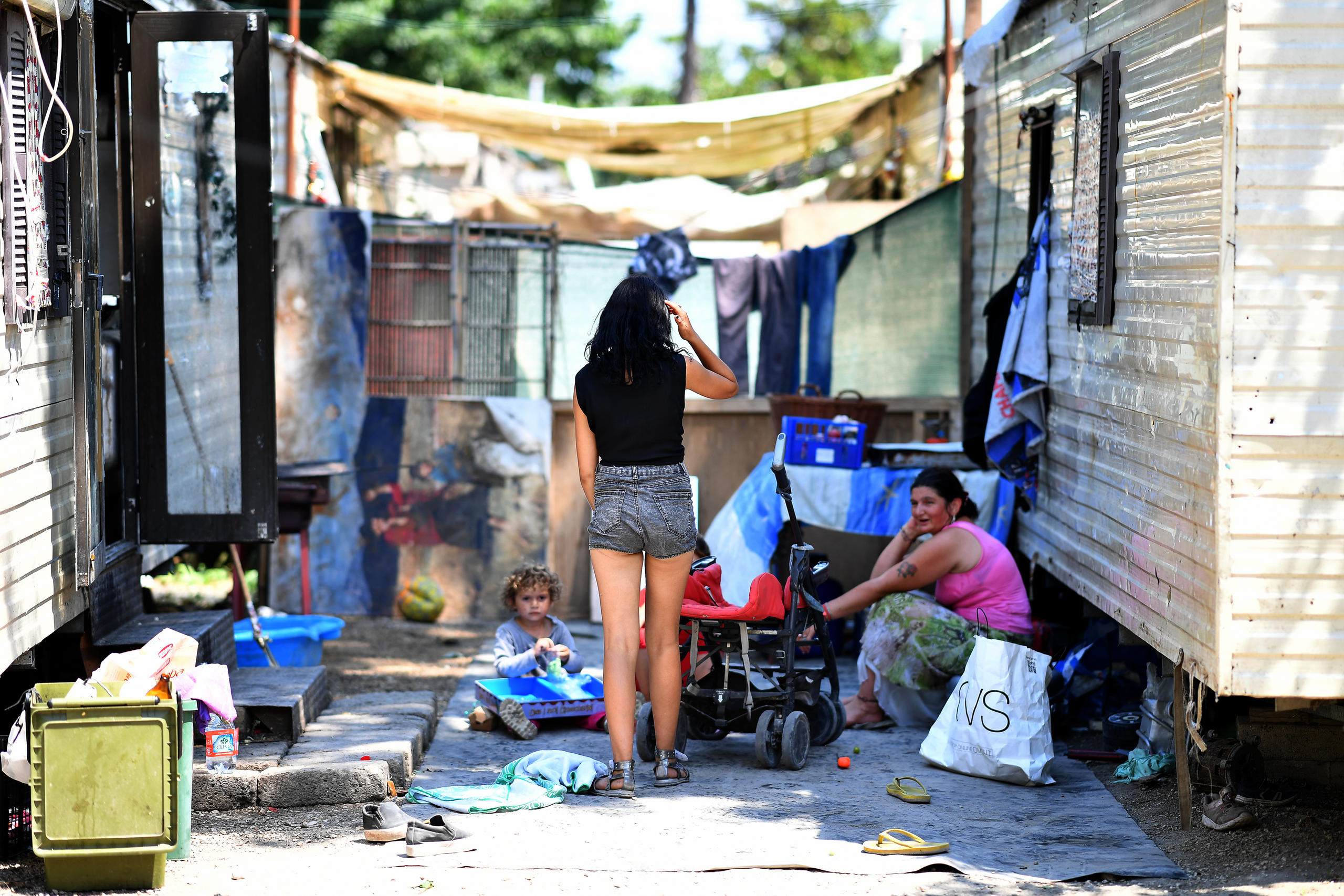 Due donne Rom e una bambina tra le baracche