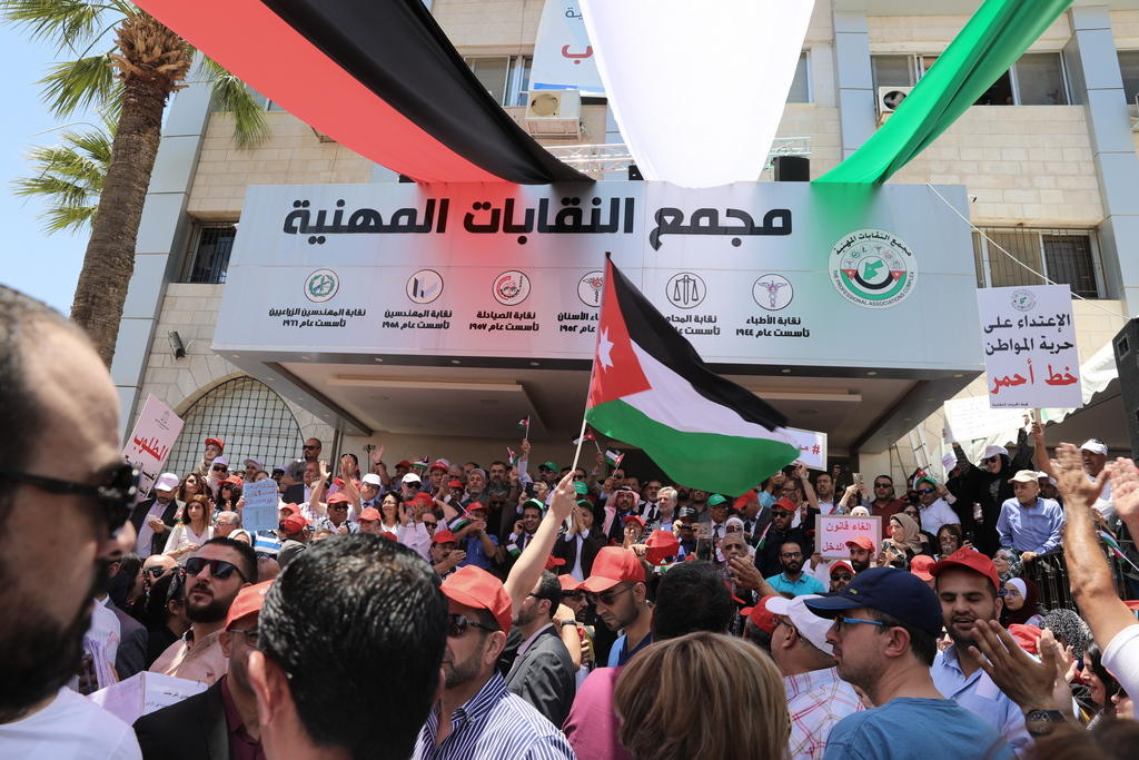 متظاهرون يلوحون بشعارات وأعلام أردنية في العاصمة عمان