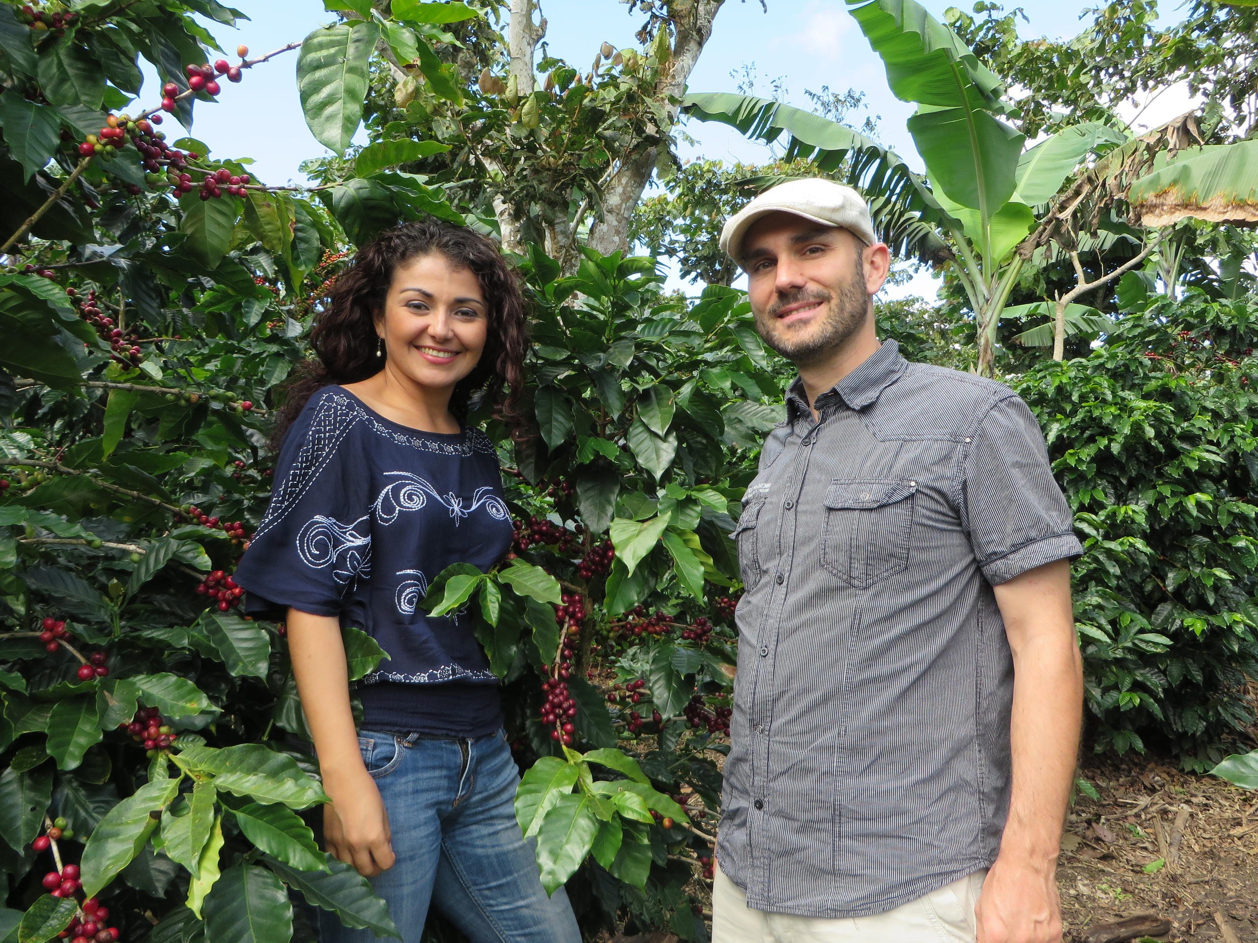 Ixil Torres e Adrian Borter in una piantagione di caffé.