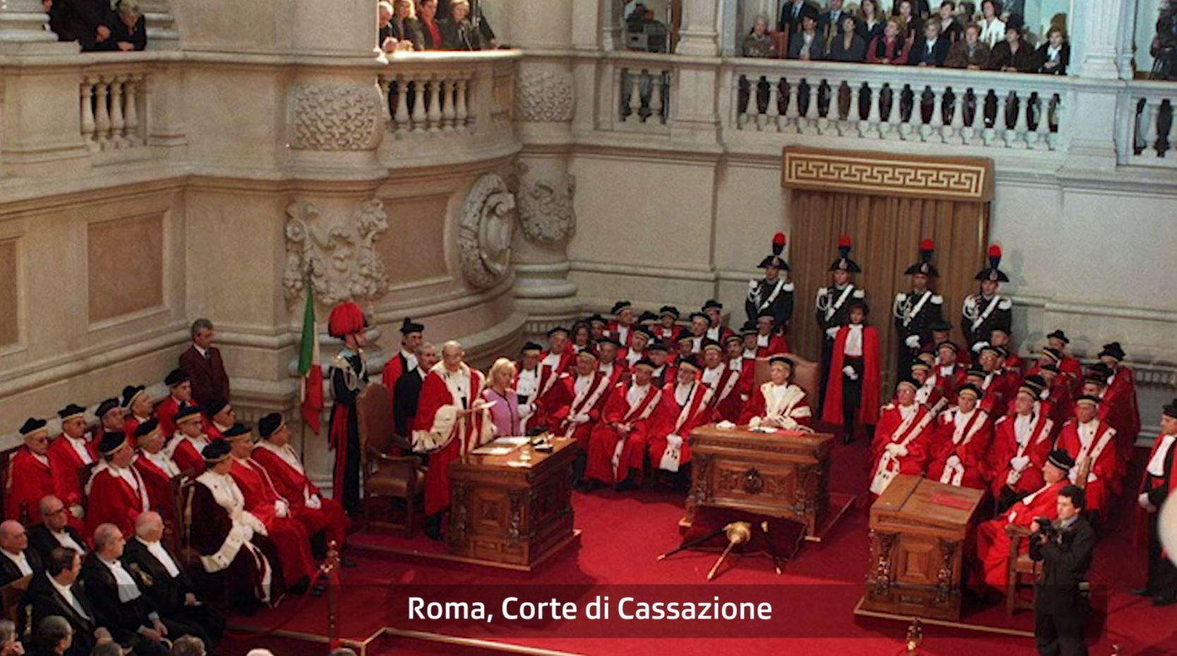 La Corte di Cassazione in udienza: tutti i giudici indossano una tunica rossa con bordi bianchi