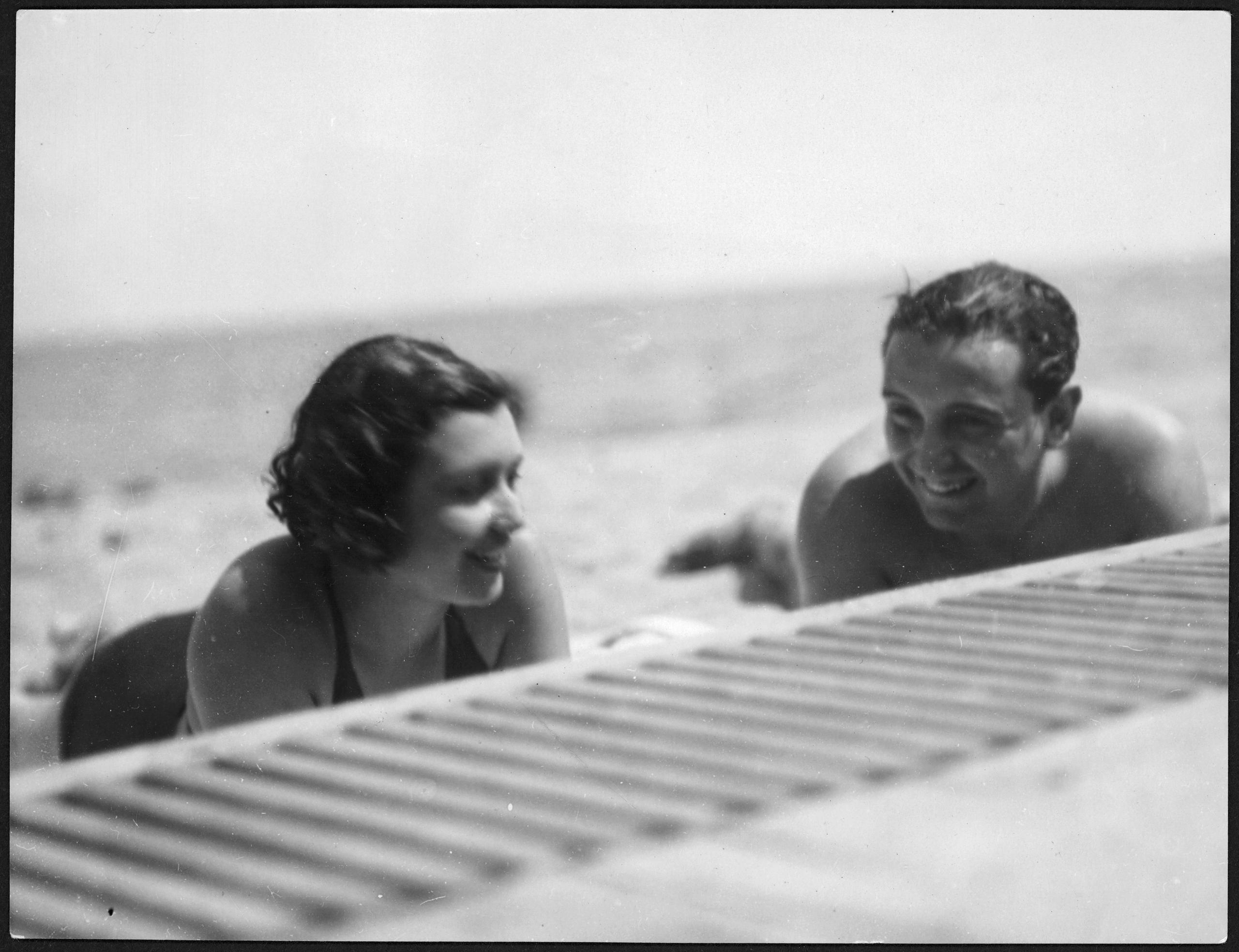 Uno uomo e una donna sulla spiaggia