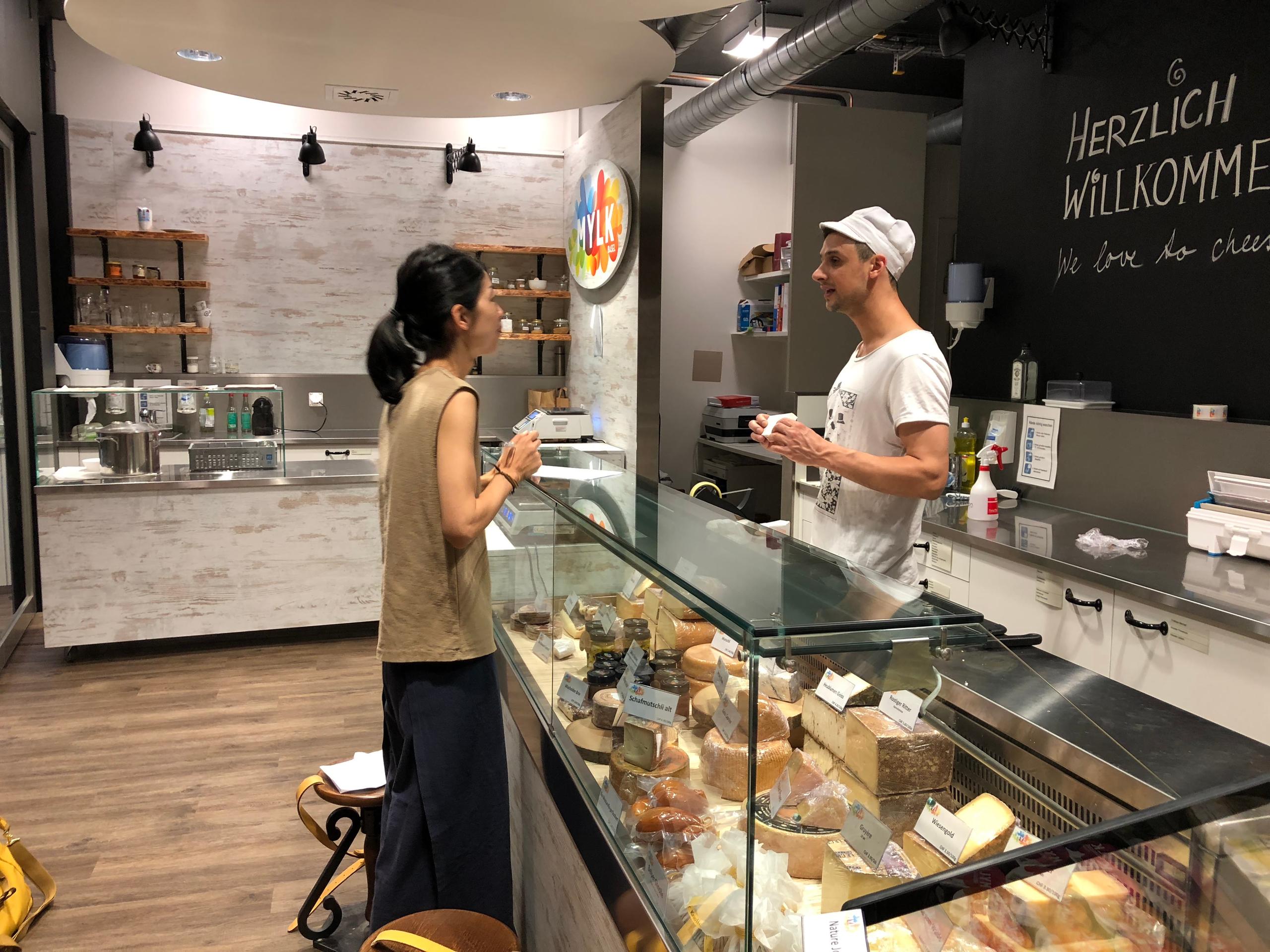 チーズ専門店「MYLK」で店主のヘスさんと話す美甘さん