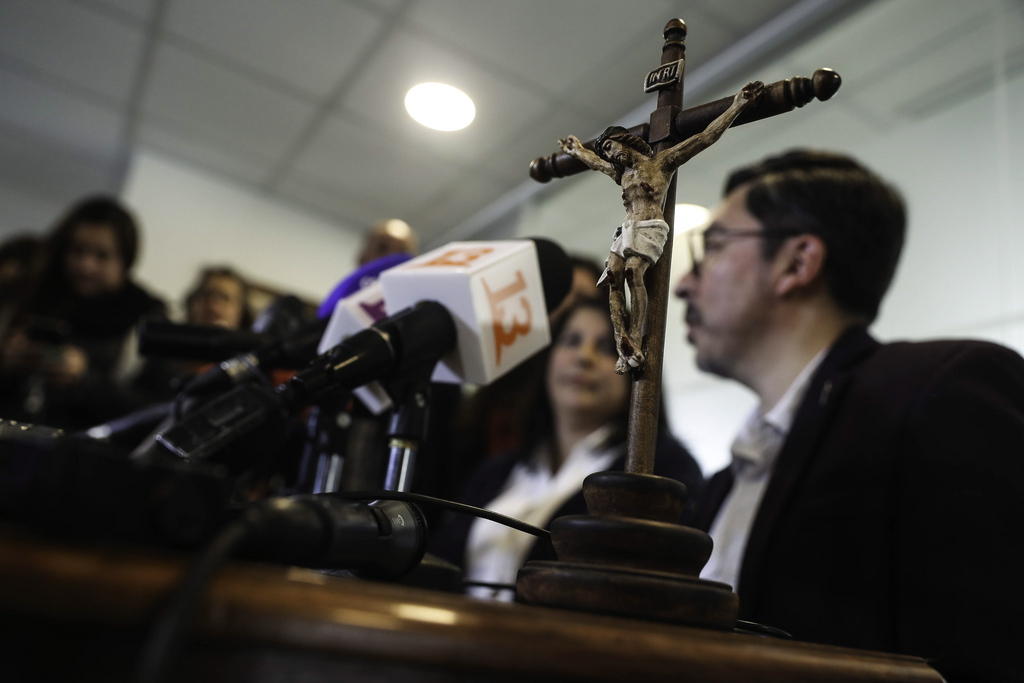 Un crocifisso in primo piano durante la conferenza stampa