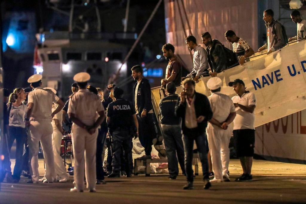 I profughi scendono nella notte dalla nave Diciotti