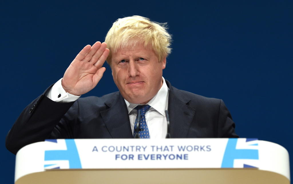 Boris Johnson, mano alzata in saluto
