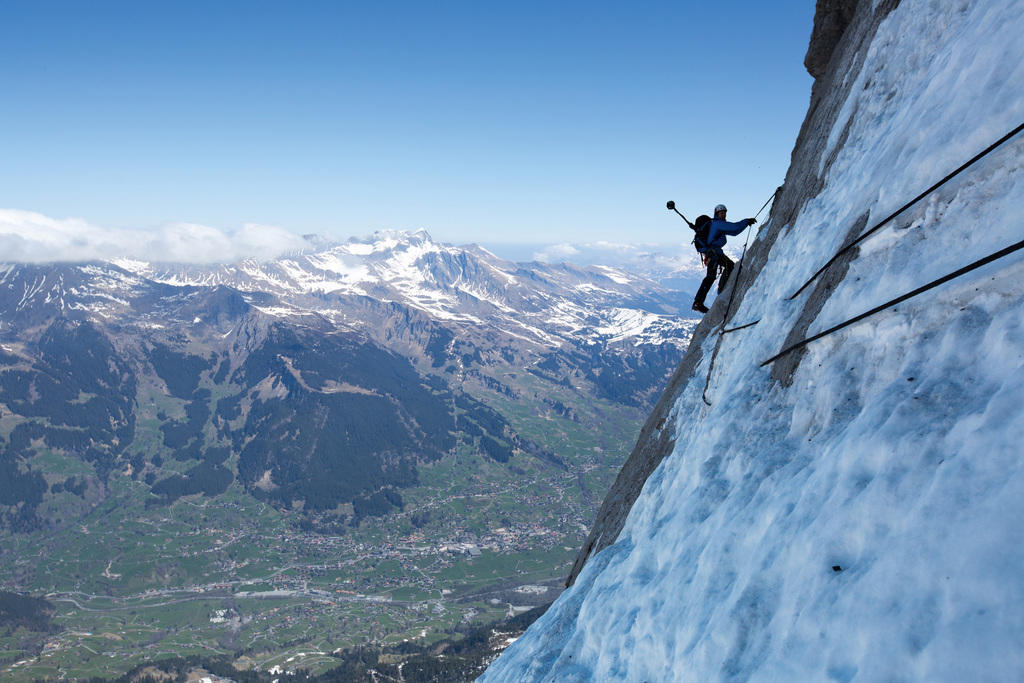 Alpinista sulla parete nord dell Eiger