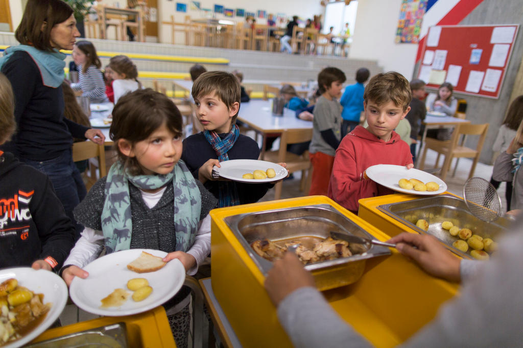 全日制学校の昼食サービス