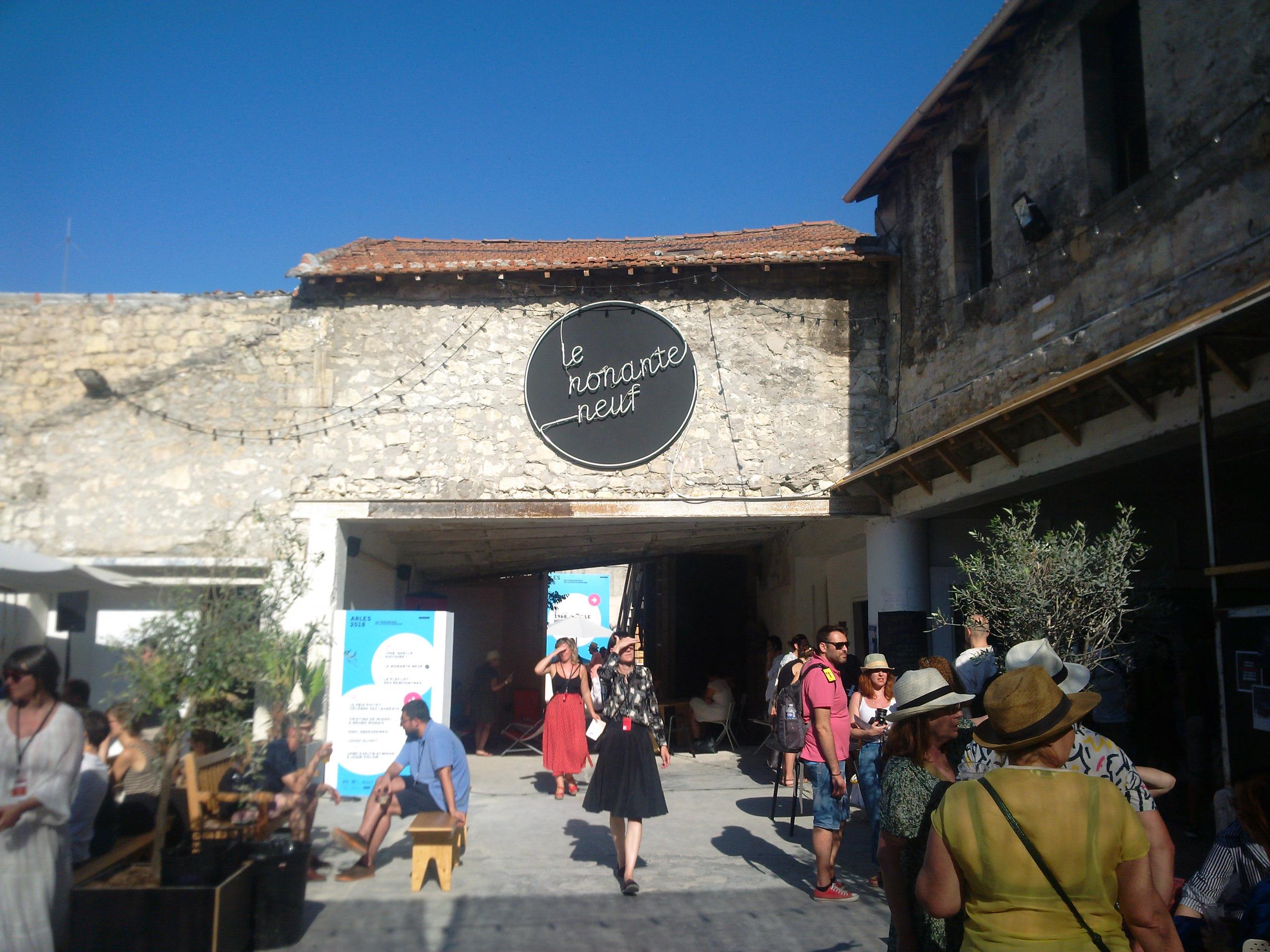 Gemauertes, altes Gebäude in Arles mit Leuchtschrift le nonante-neuf