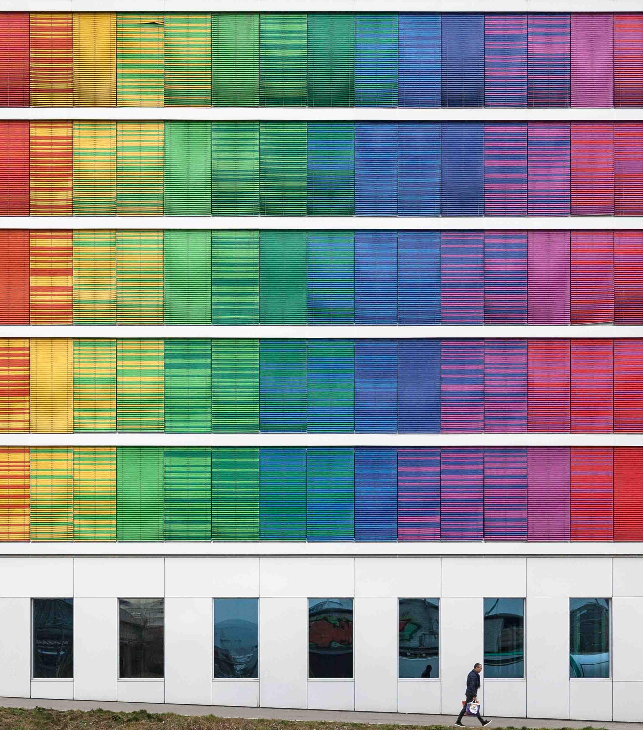 Gebäudefassade in Regenbogenfarben