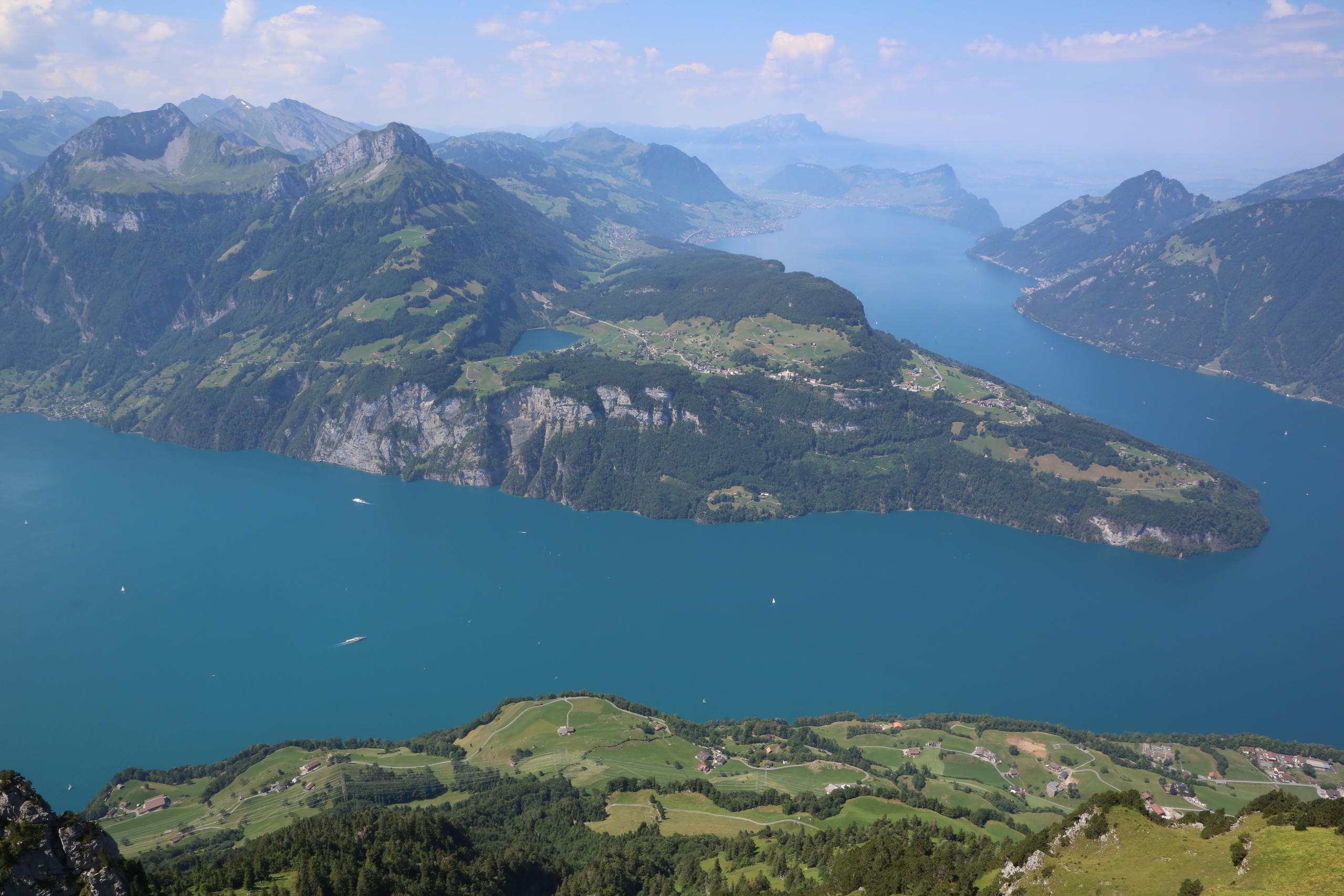 vista aérea sobre un lago y las montañas