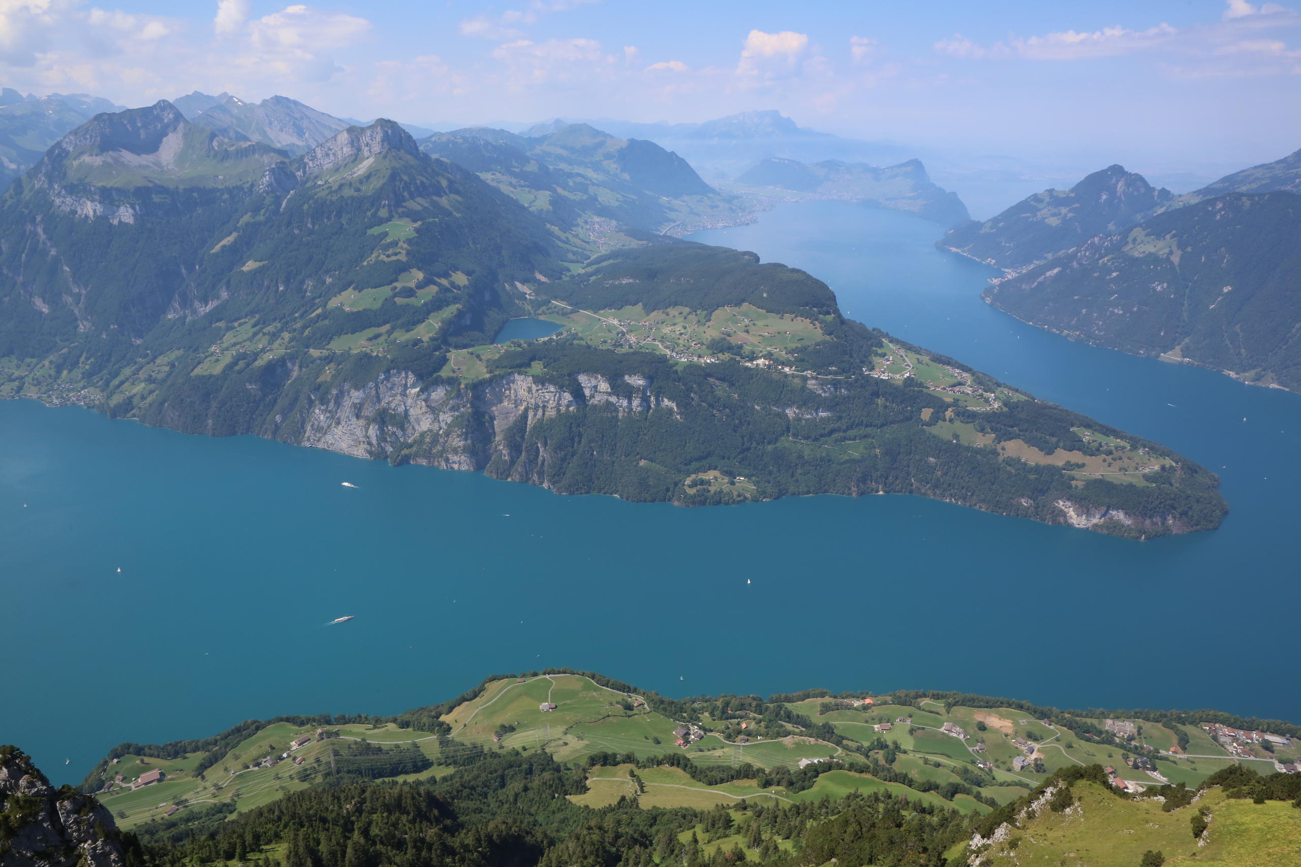 veduta aerea di un lago e di montagne