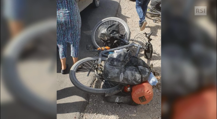 Una delle biciclette dei turisti assaliti