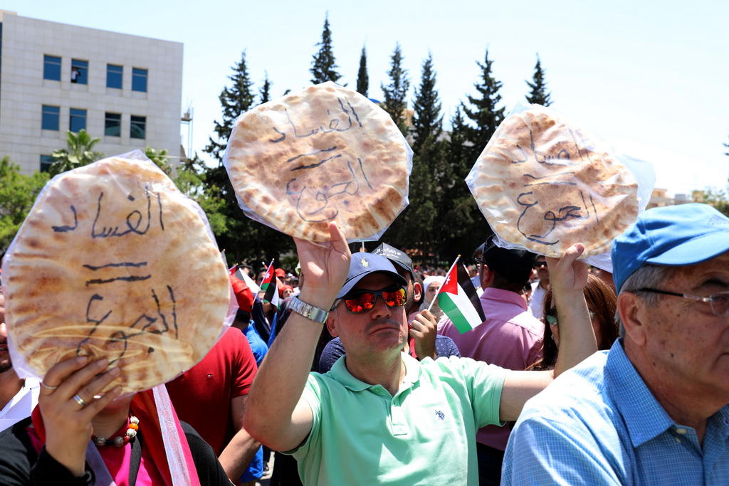 متظاهرون يحملون قطعا من الخبز